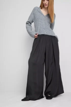 De satijnen broek met wijde pijpen van The Edit