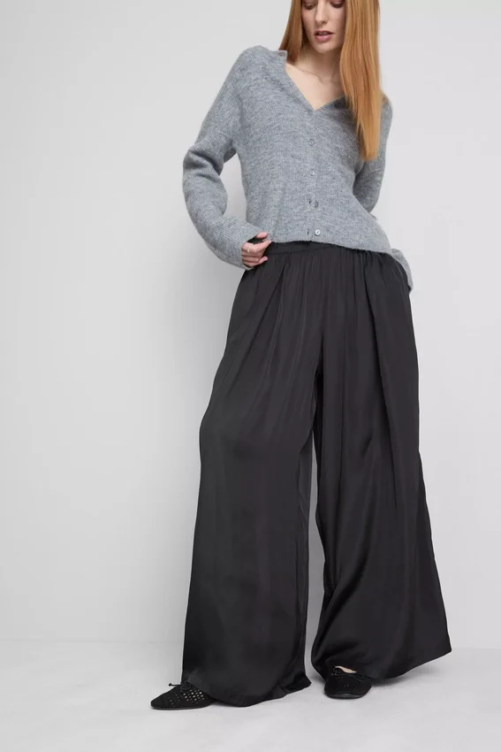 De satijnen broek met wijde pijpen van The Edit