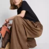 De satijnen broek met wijde pijpen van The Edit