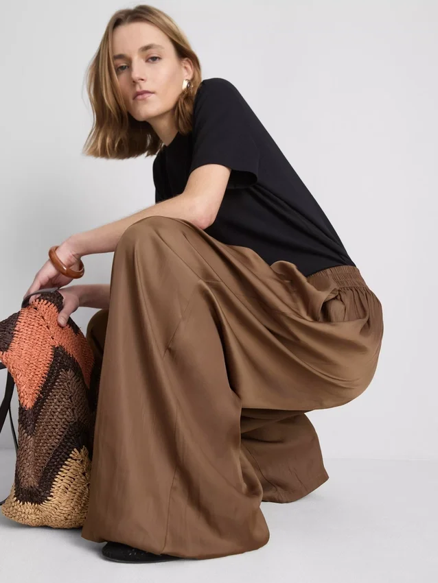 De satijnen broek met wijde pijpen van The Edit