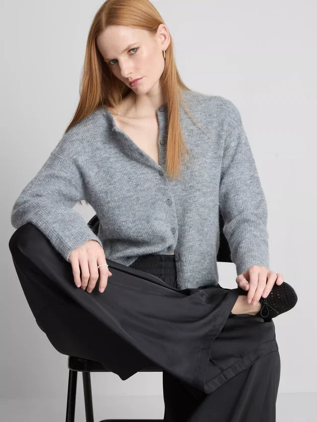 De satijnen broek met wijde pijpen van The Edit