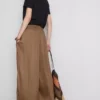 De satijnen broek met wijde pijpen van The Edit
