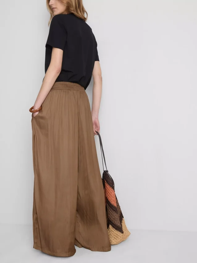 De satijnen broek met wijde pijpen van The Edit