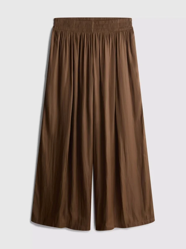 De satijnen broek met wijde pijpen van The Edit