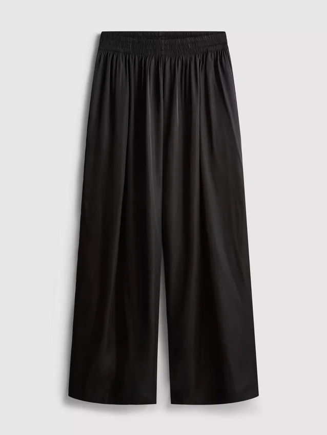De satijnen broek met wijde pijpen van The Edit
