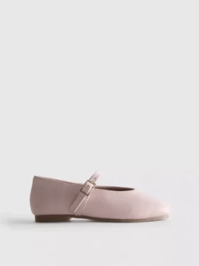 De 'The Edit'-ballerina's van leer als platte schoenen