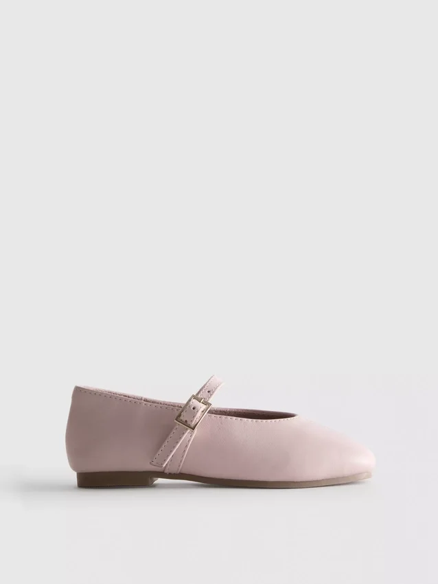 De 'The Edit'-ballerina's van leer als platte schoenen