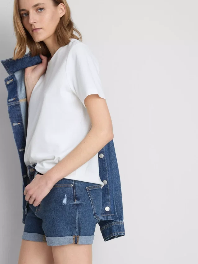 Denimshort met middelhoge taille en omgeslagen zoom