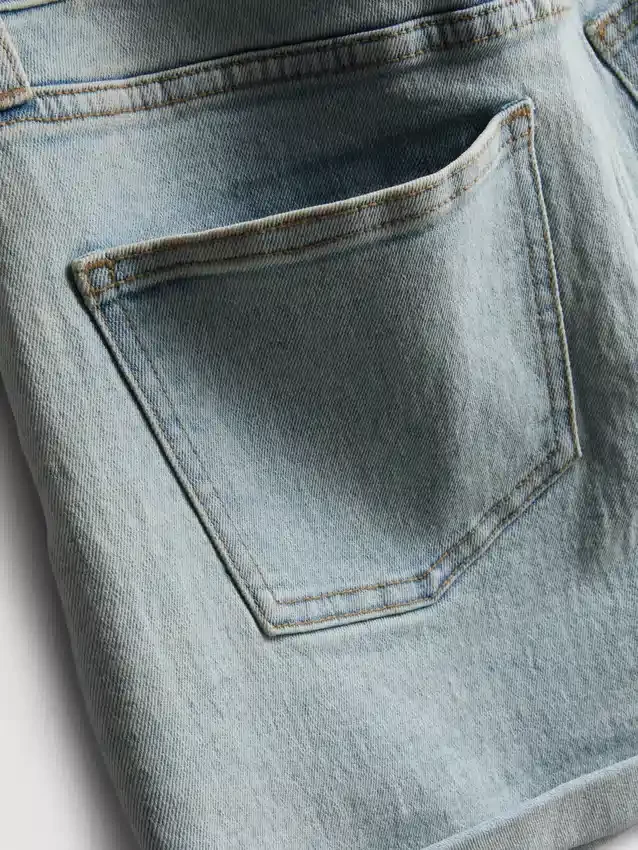 Denimshort met middelhoge taille en omgeslagen zoom