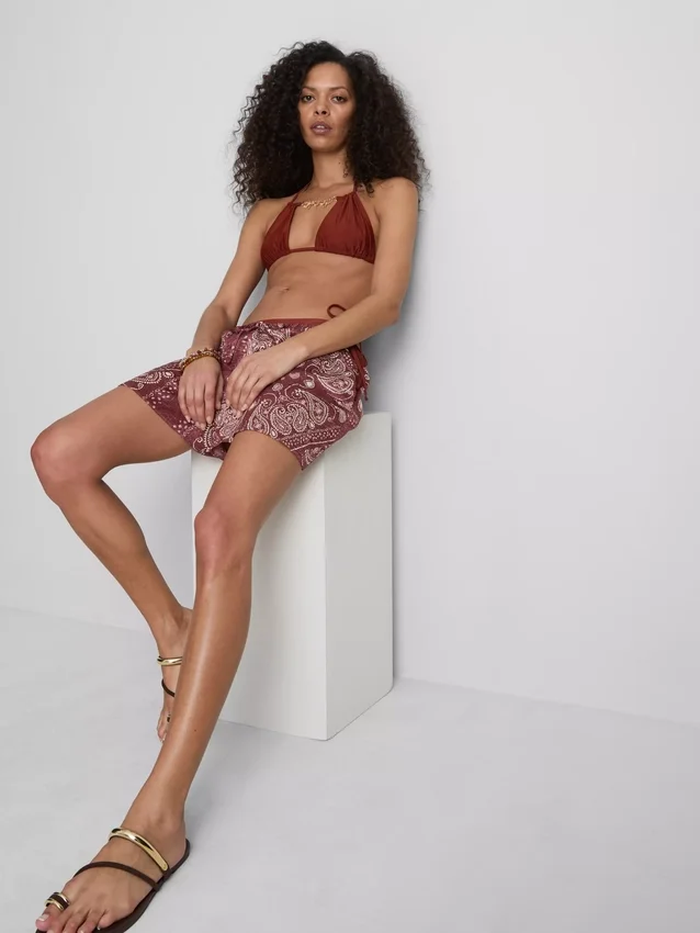 Driehoekige bikinitop met kettingdetail