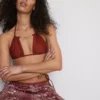 Driehoekige bikinitop met kettingdetail