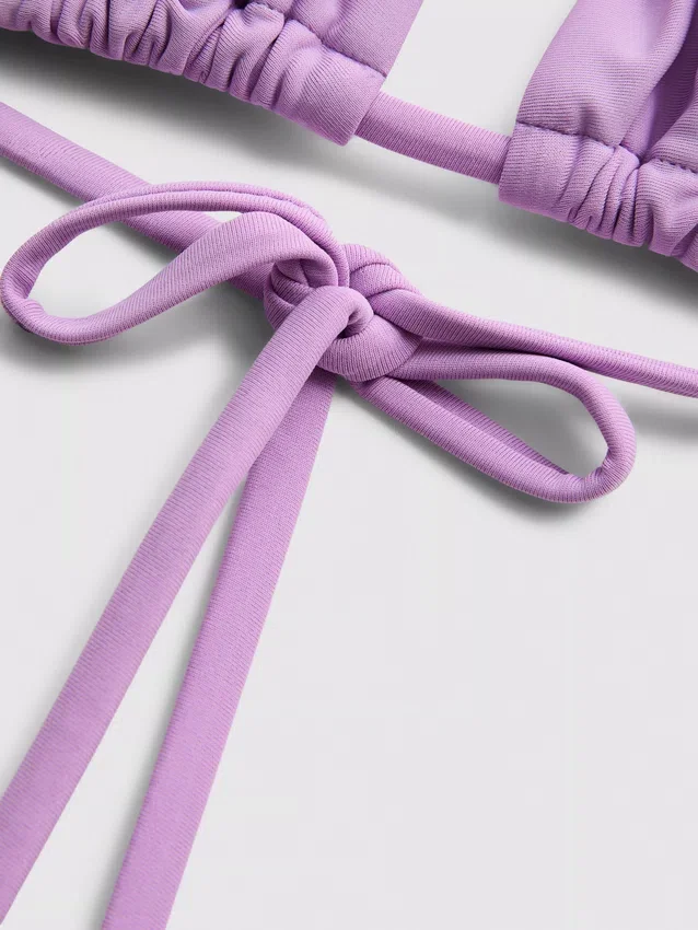 Driehoekige bikinitop met kettingdetail