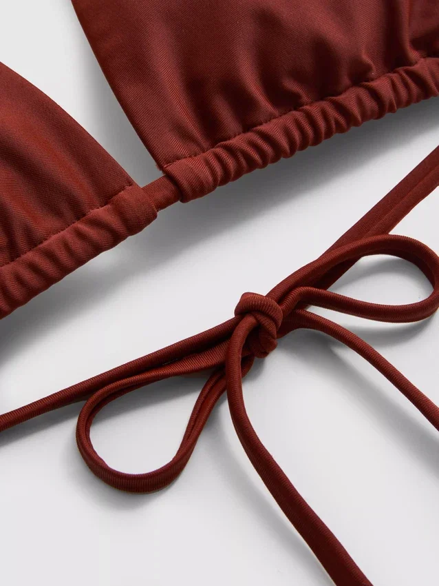 Driehoekige bikinitop met kettingdetail