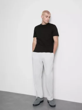 Een T-shirt met normale pasvorm, korte mouwen en een ronde hals