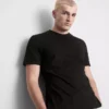 Een T-shirt met normale pasvorm, korte mouwen en een ronde hals