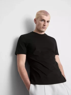 Een T-shirt met normale pasvorm, korte mouwen en een ronde hals