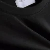 Een T-shirt met normale pasvorm, korte mouwen en een ronde hals