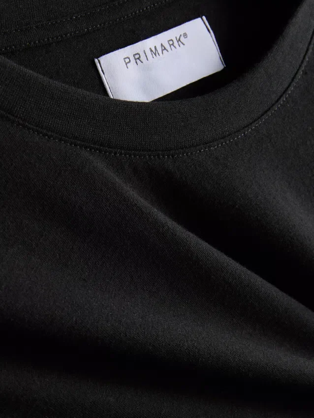 Een T-shirt met normale pasvorm, korte mouwen en een ronde hals