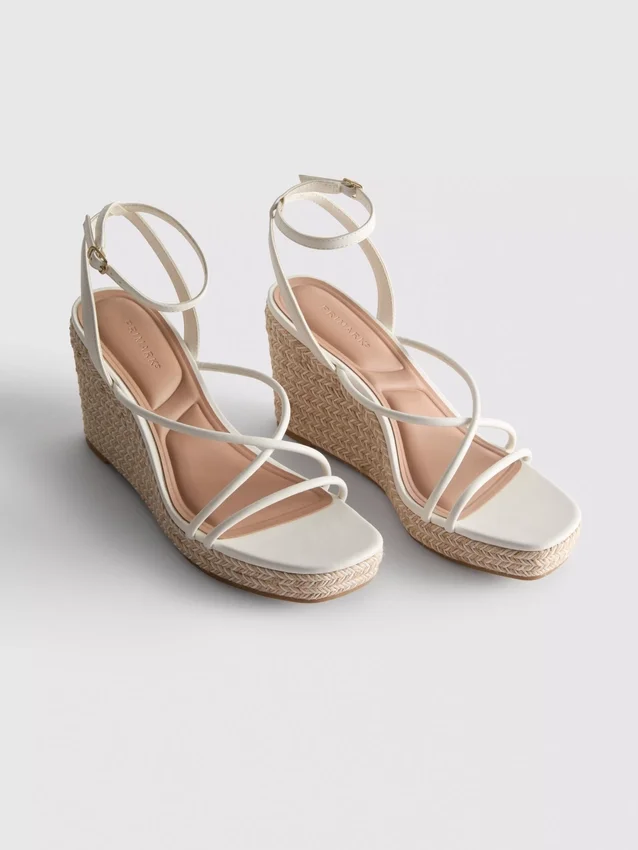 Espadrilles met bandjes en sleehak
