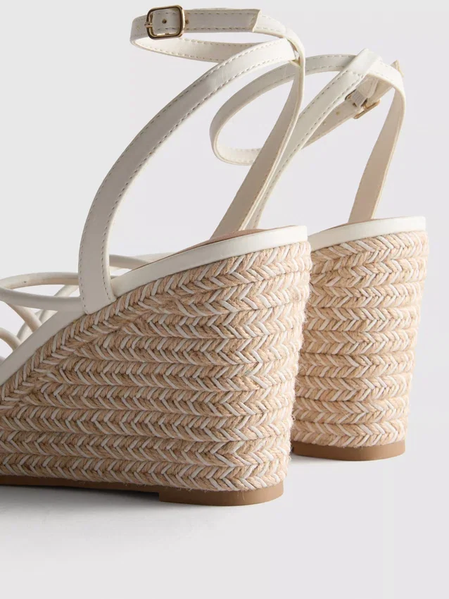 Espadrilles met bandjes en sleehak