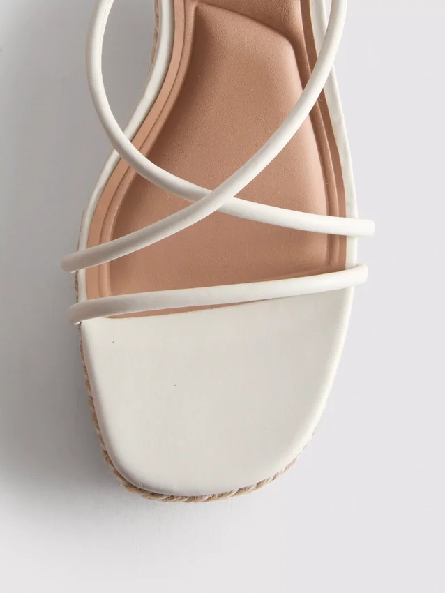 Espadrilles met bandjes en sleehak