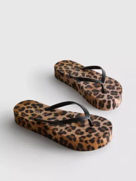 Flatform-teenslippers met luipaardprint
