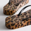 Flatform-teenslippers met luipaardprint