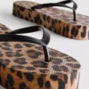 Flatform-teenslippers met luipaardprint