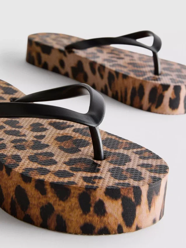 Flatform-teenslippers met luipaardprint