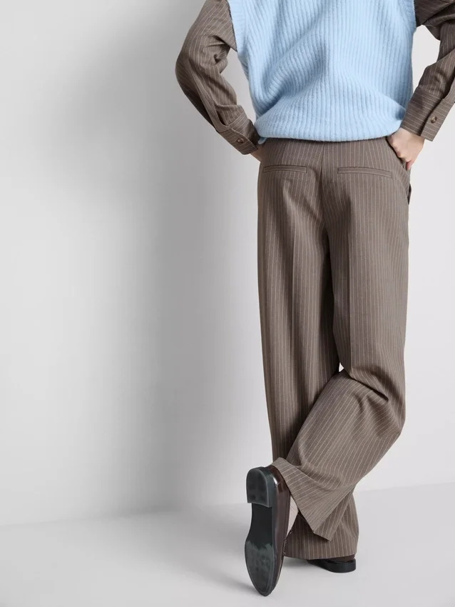 Geborstelde broek met brede pijpen en krijtstreep