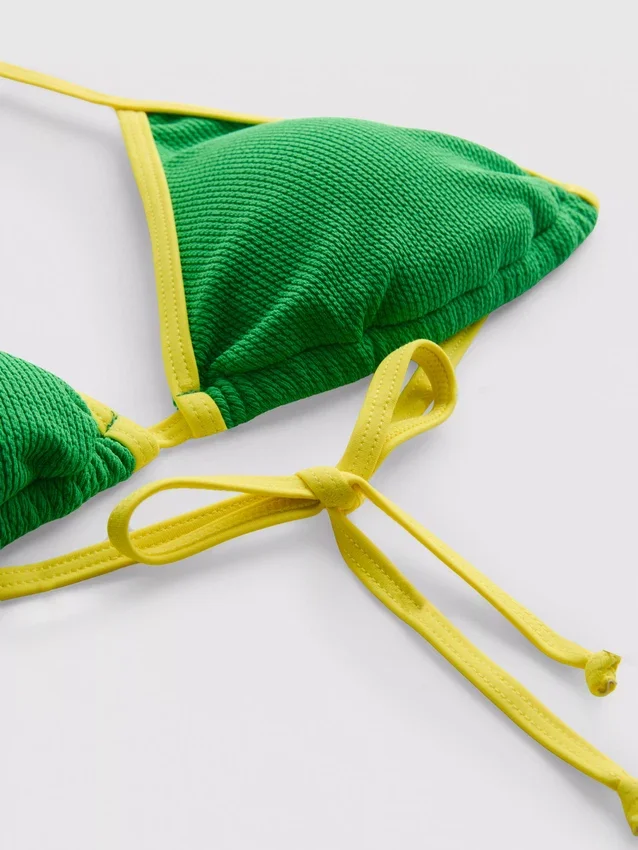 Gekreukelde contrasterende driehoekige bikinitop