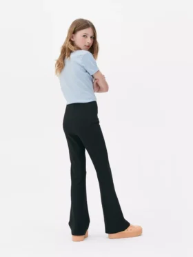 Geribde broek met uitlopende pijpen