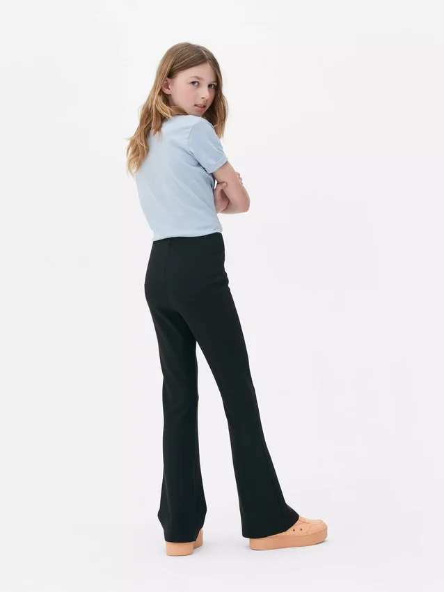 Geribde broek met uitlopende pijpen