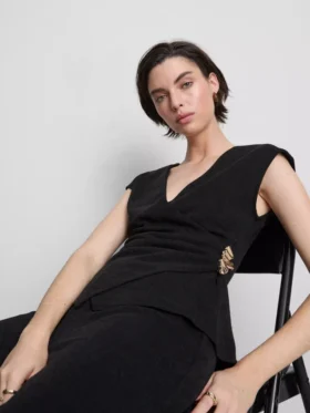 Getailleerd T-shirt met V-hals en metalen details
