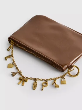 Handtasje met bedeltje