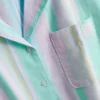 Heerlijk om in te luieren: kort pyjama-overhemd met pastelkleurige strepen