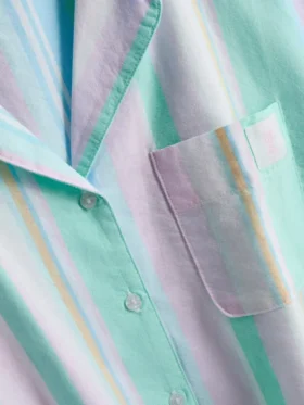 Heerlijk om in te luieren: kort pyjama-overhemd met pastelkleurige strepen