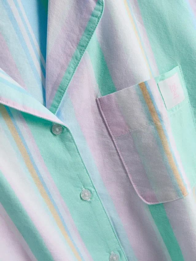 Heerlijk om in te luieren: kort pyjama-overhemd met pastelkleurige strepen