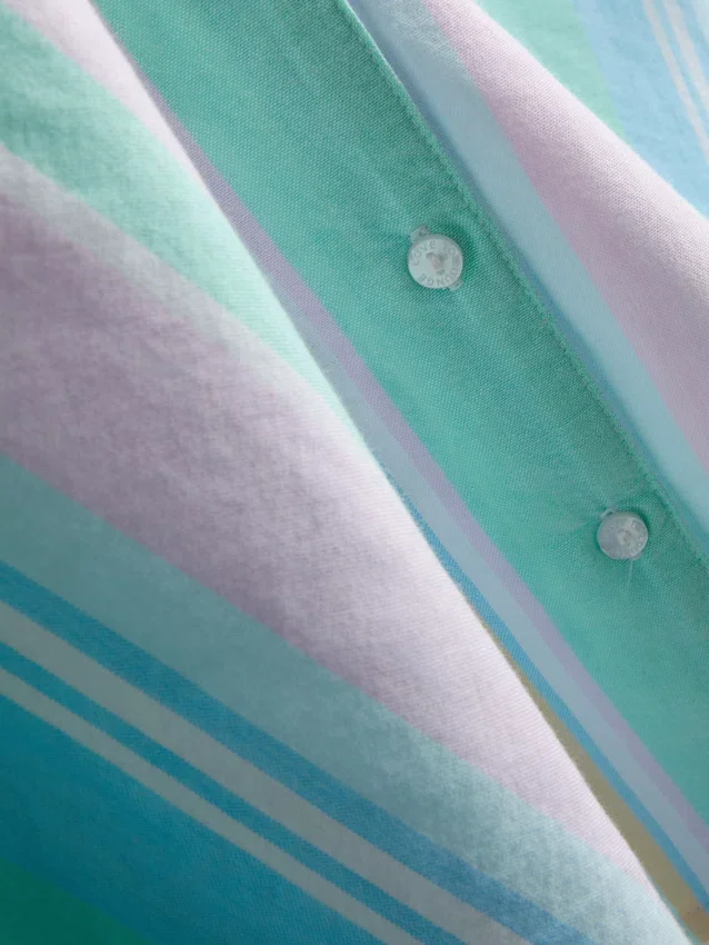 Heerlijk om in te luieren: kort pyjama-overhemd met pastelkleurige strepen