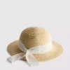 Hoedje met broderie anglaise-motief