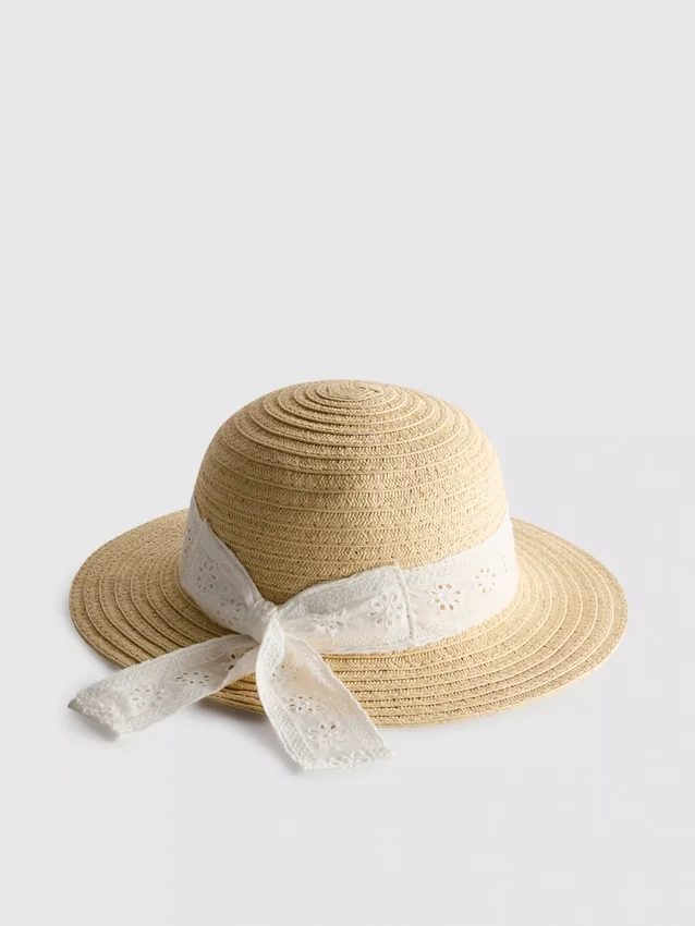 Hoedje met broderie anglaise-motief