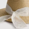Hoedje met broderie anglaise-motief