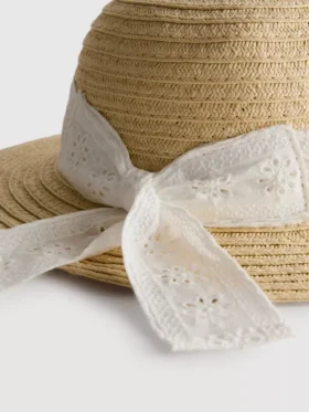 Hoedje met broderie anglaise-motief