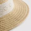 Hoedje met broderie anglaise-motief