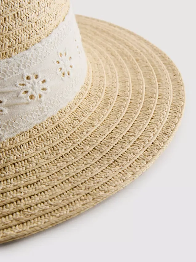 Hoedje met broderie anglaise-motief