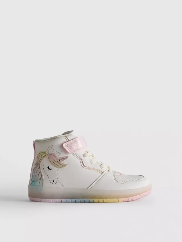 Hooggesloten sneakers met verlichting in de vorm van een eenhoorn