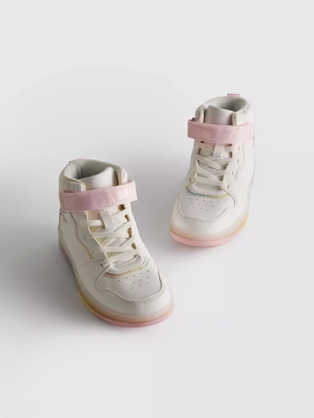 Hooggesloten sneakers met verlichting in de vorm van een eenhoorn