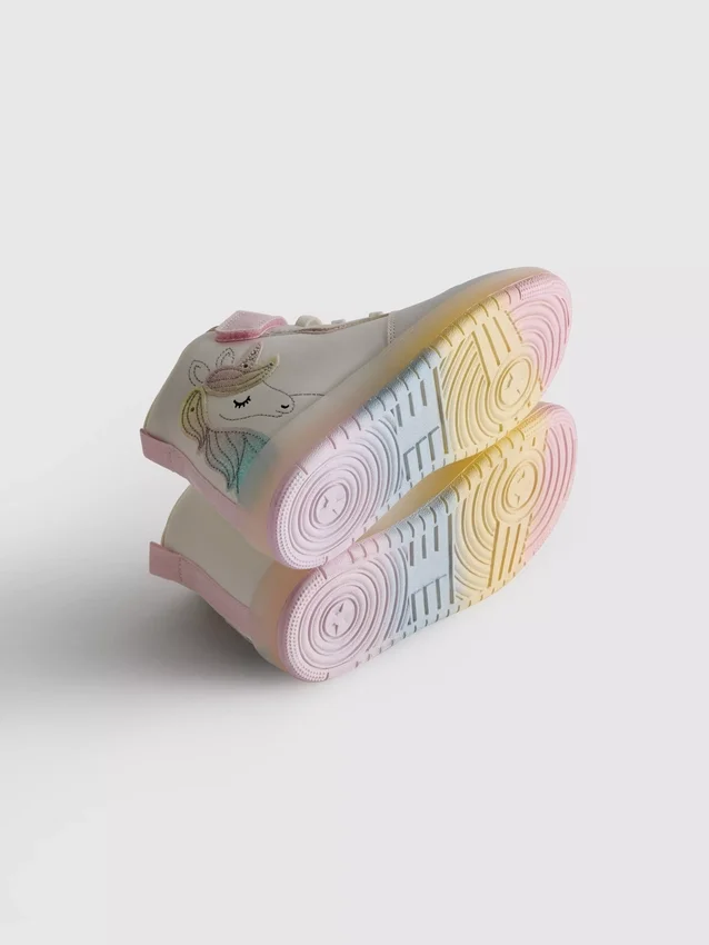 Hooggesloten sneakers met verlichting in de vorm van een eenhoorn
