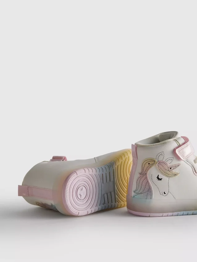Hooggesloten sneakers met verlichting in de vorm van een eenhoorn