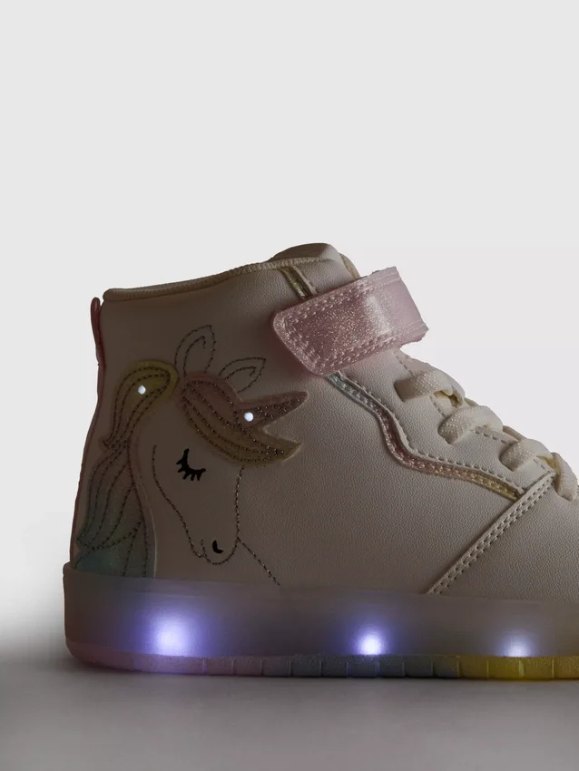 Hooggesloten sneakers met verlichting in de vorm van een eenhoorn